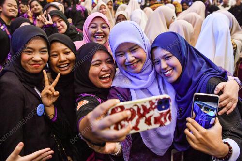 FADHLINA SIDEK