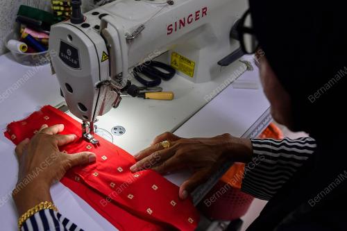 BUSANA KEBAYA SETENGAH TIANG