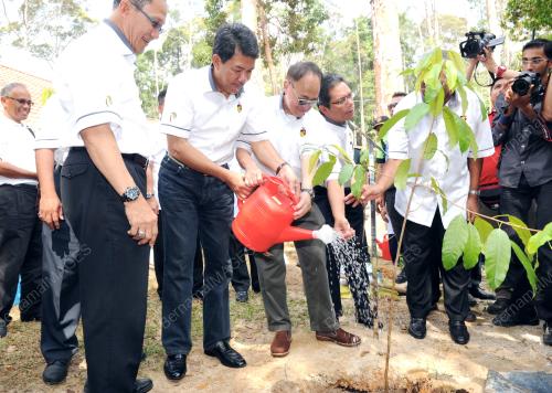 NS03_21032014_HARI_HUTAN