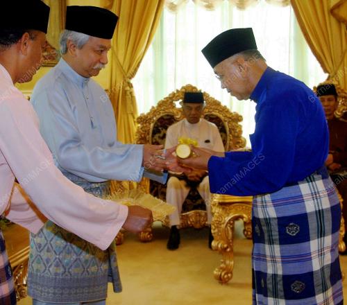TUANKU MUHRIZ IBNI ALMARHUM TUANKU MUNAWIR