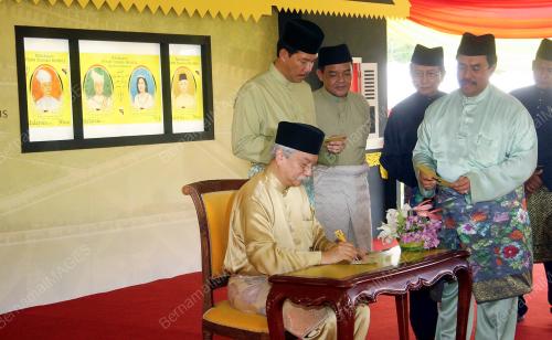 TUANKU MUHRIZ IBNI ALMARHUM TUANKU MUNAIWR
