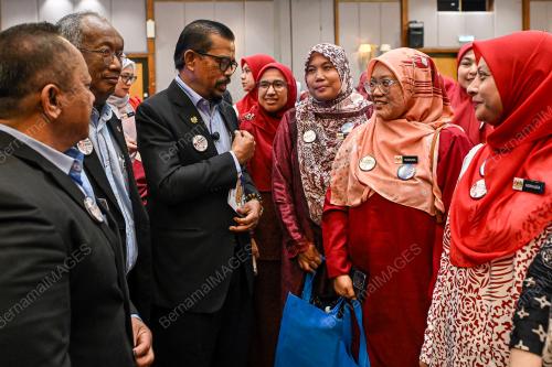 DATUK DR ADNAN MAT