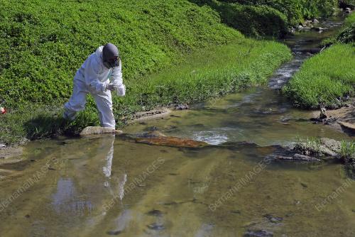 PENCEMARAN SISA BAHAN BUANGAN TERJADUAL DI ANAK SUNGAI MANTIN