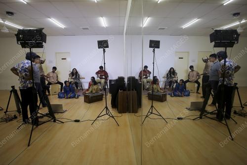 PENGGIAT SENI DAN BUDAYA TULAR DI FACEBOOK