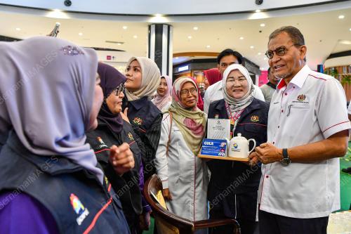 DATUK SERI DR DZULKEFLY AHMAD