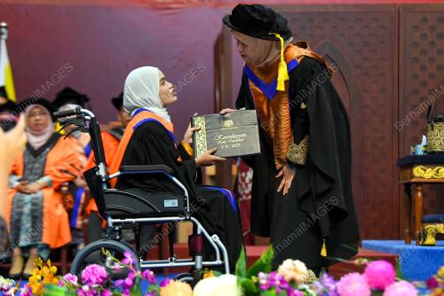 FADHLINA SIDEK