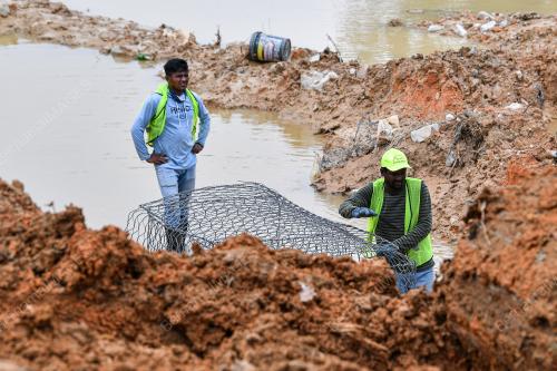 KERJA PEMBAIKAN RUNTUHAN TANAH DI MAMBAU