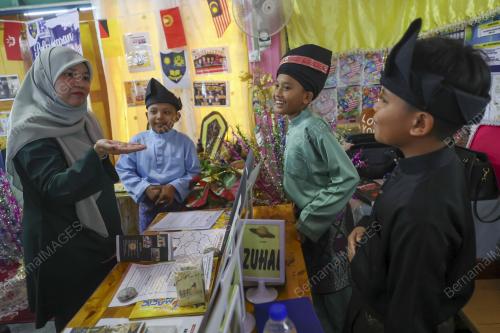 FADHLINA SIDEK