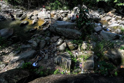 SUNGAI MAHANG, NILAI DICEMARI SAMPAH