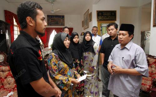 AHMAD MASLAN