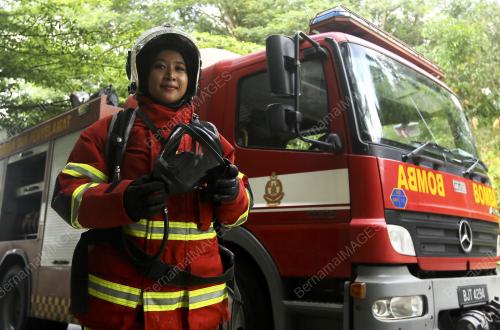 ANGGOTA BOMBA WANITA