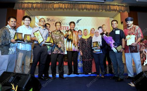 NS04_11112015_ANUGERAH_MEDIA