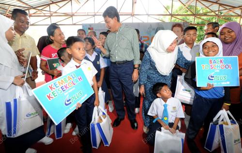 NS04_12012017_BANTUAN_PERSEKOLAHAN