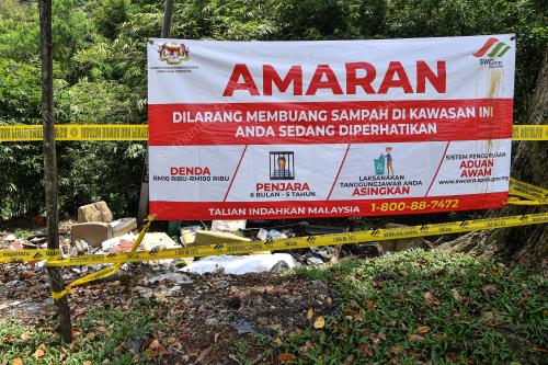 PEMBUANGAN DAN PEMBAKARAN SAMPAH TERBUKA