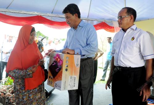 NS04_15052015_MOHAMAD_BANTUAN