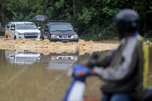 BANJIR KILAT DI JALAN JELEBU, PANTAI