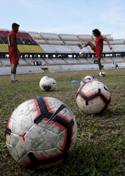 PASUKAN BOLA SEPAK NEGERI SEMBILAN MENJALANI LATIHAN