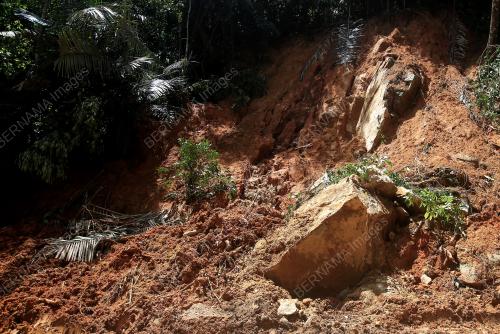 RUNTUHAN TANAH DI N14 JALAN INAS-KG BATU