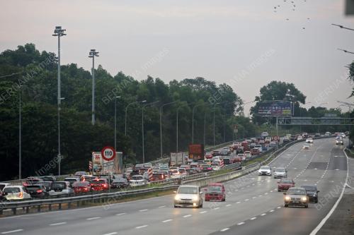 ALIRAN TRAFIK LEBUHRAYA UTARA-SELATAN