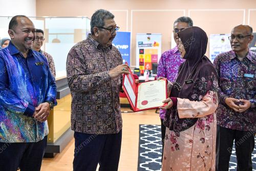 DATUK SERI WAN AHMAD DAHLAN ABDUL AZIZ