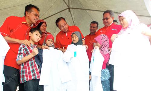 NS04_18122016_BANTUAN_PERSEKOLAHAN