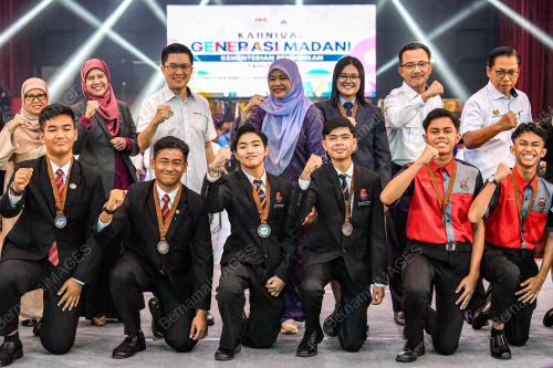 FADHLINA SIDEK
