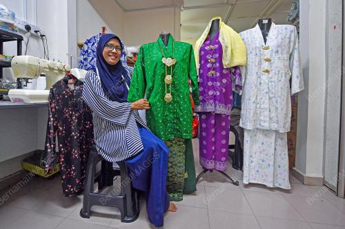 BUSANA KEBAYA SETENGAH TIANG