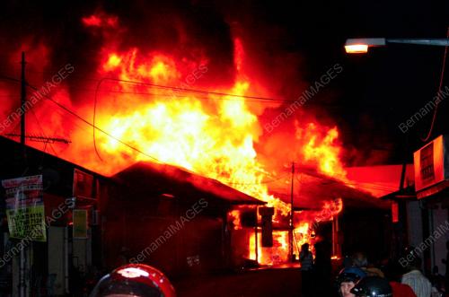 NS04_19092013_KEBAKARAN_KEDAI