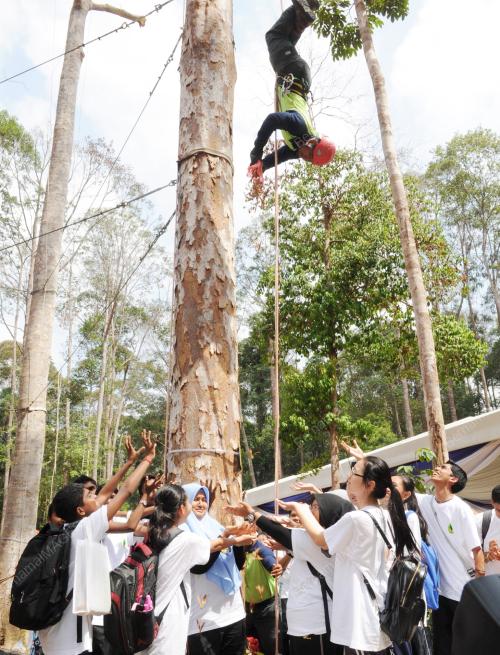 NS04_21032014_HARI_HUTAN