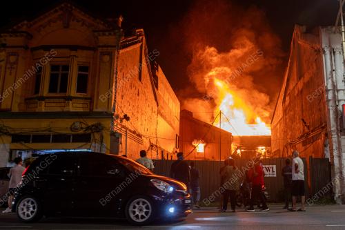 KEDAI BUKU DUA TINGKAT TERBAKAR