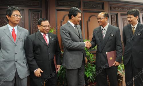 NS04_23052012_ANGKAT_SUMPAH