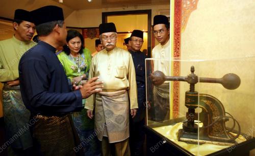 TUANKU MUHRIZ IBNI ALMARHUM TUANKU MUNAIWR