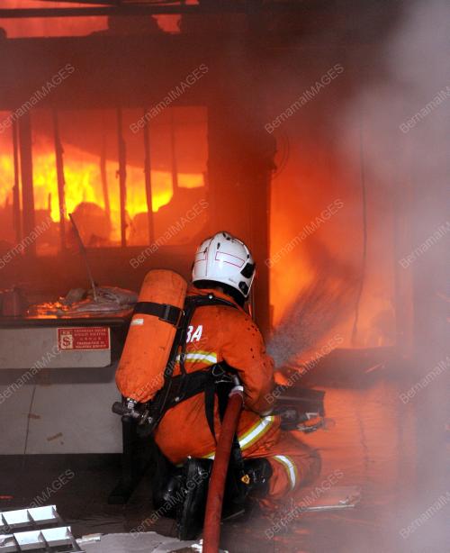 NS04_26062013_KEBAKARAN_KEDAI