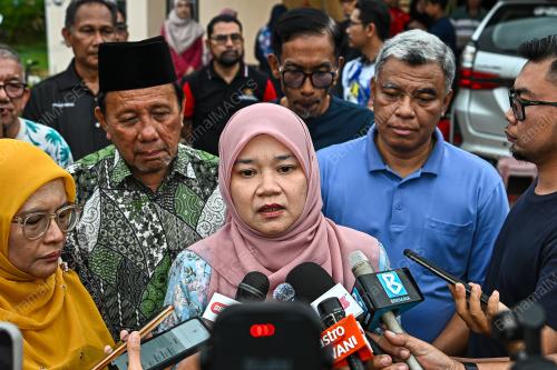 FADHLINA SIDEK