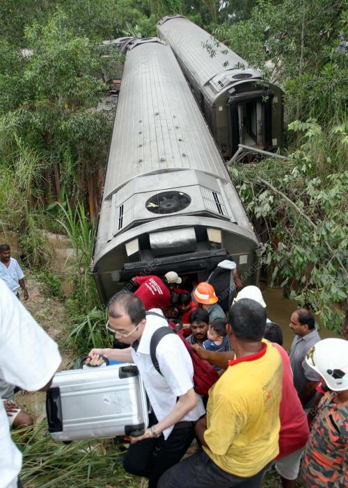 KERETAPI TERGELINCIR