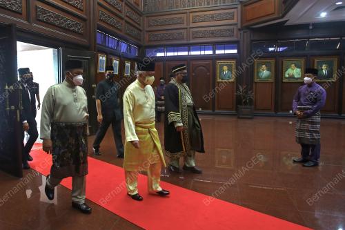 TUANKU MUHRIZ TUANKU MUNAWIR