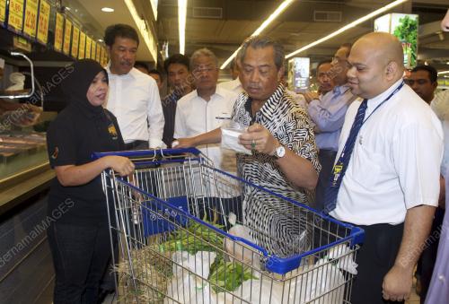 NS05_04022014_MUHYIDDIN_LAWAT