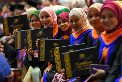 FADHLINA SIDEK