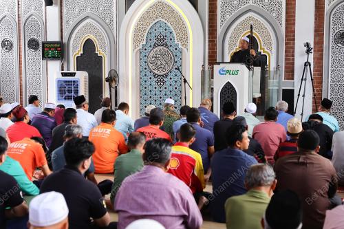 SOLAT JUMAAT PERTAMA DI R&R SEREMBAN