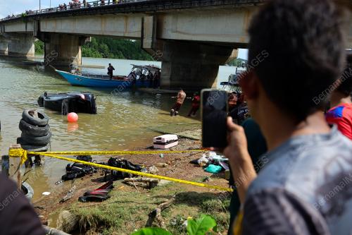 KERETA TERGELONGSOR KE DALAM SUNGAI