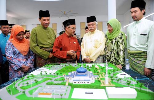NS05_04102017_TUANKU_MUHRIZ