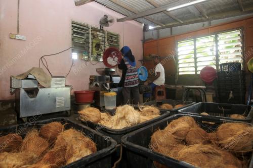 USAHAWAN PERNIAGAAN SANTAN