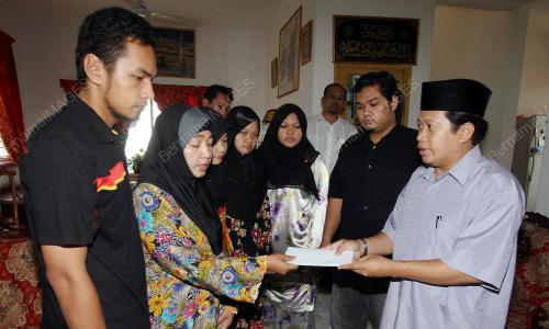 AHMAD MASLAN