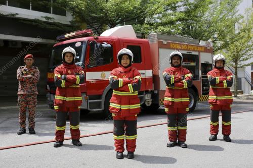 ANGGOTA BOMBA WANITA
