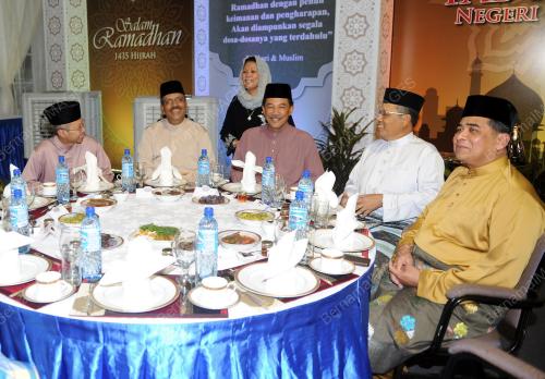 NS05_08072014_MOHAMAD_BERBUKA