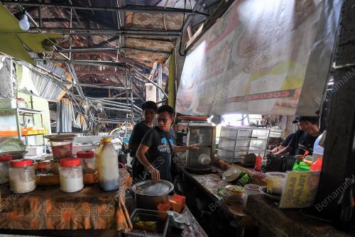 SEMBILAN GERAI MAKANAN DI TELUK KEMANG TERBAKAR