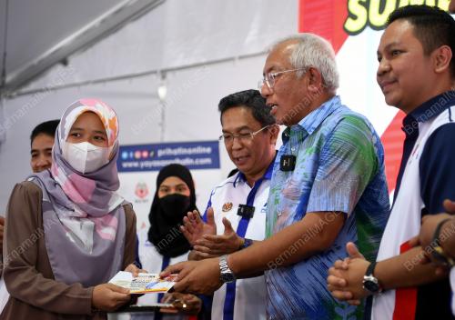 DATUK SERI MAHDZIR KHALID