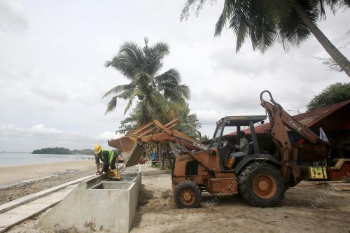 PENAMBAKAN KONKRIT PENGHADANG OMBAK