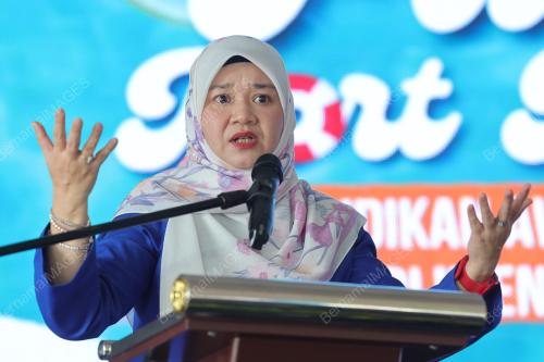 FADHLINA SIDEK