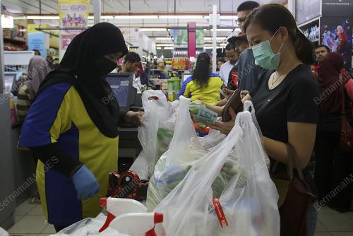 ORANG RAMAI MEMBELI BARANGAN KEPERLUAN HARIAN